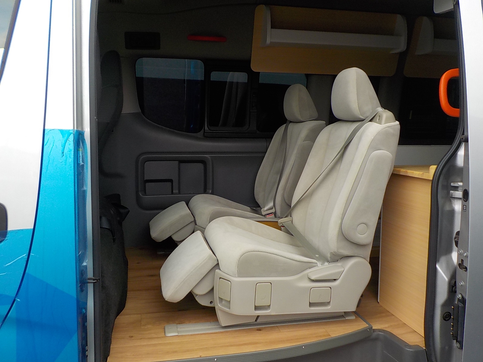NV350キャラバン CS4E26 キャンピングカー 5人乗りキャプテンシート