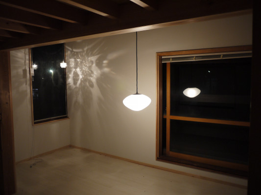 ２階居室 里 の夜の雰囲気 シェアハウス キッチンこがたん
