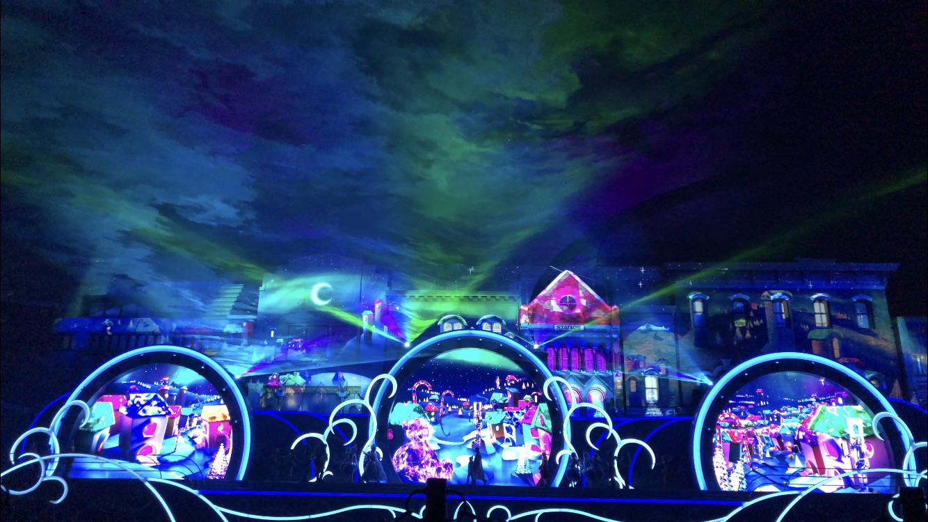 一新されたクリスマスナイトショー「クリスタルの約束」 UNIVERSAL SCOOP