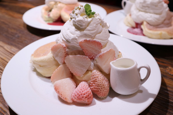 東京 希少な白いちごが輝く旬のパンケーキ のりぴょオフィシャルメディア