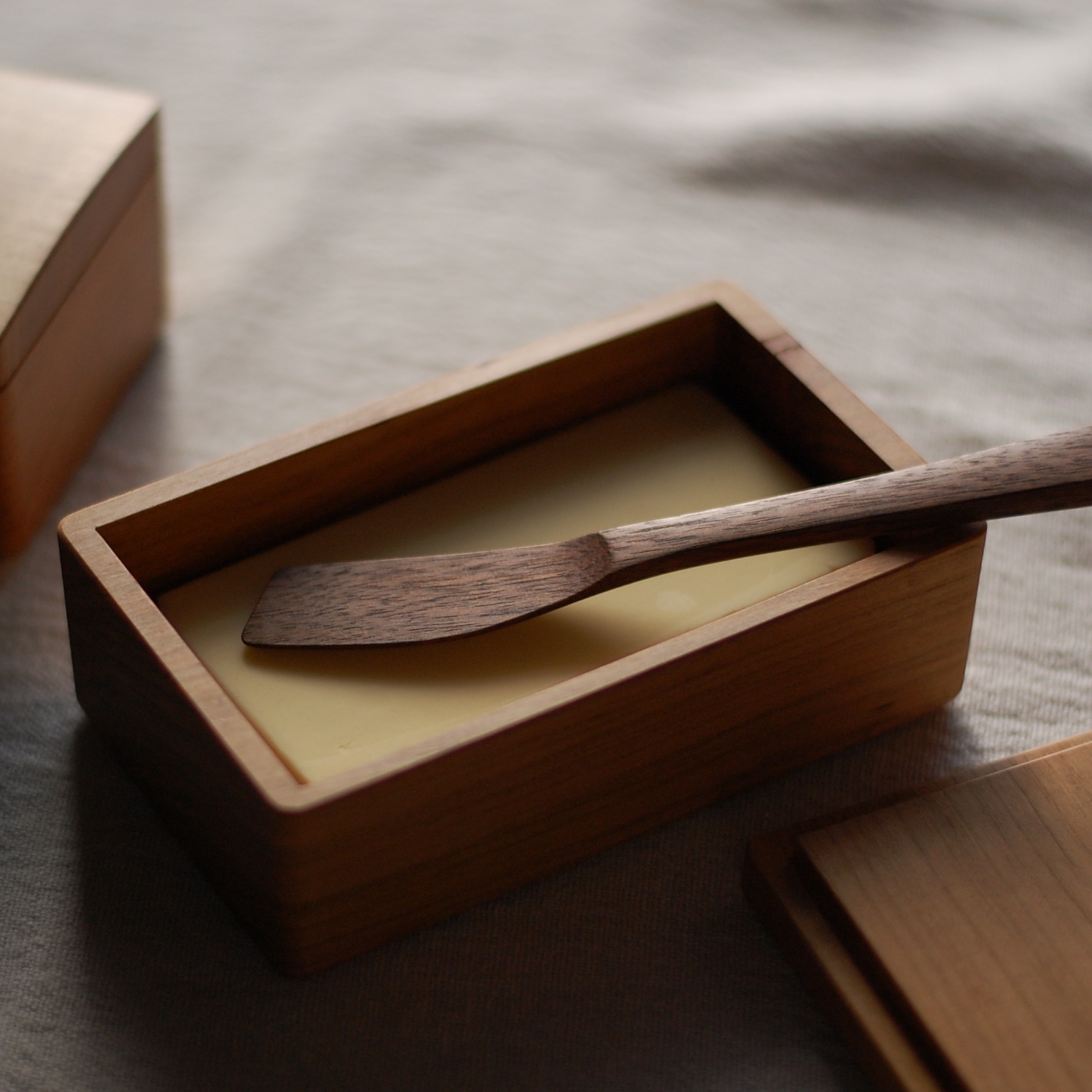 丸盆 削り仕上げ 24cm (ウォールナット) ki-to-te前田充 ki-to-te 前田充 丸盆 削り仕上げ 24cm (ウォールナット) GALLERY | ki