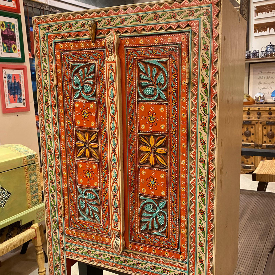 パキスタン家具 カラフルな色使い Monday