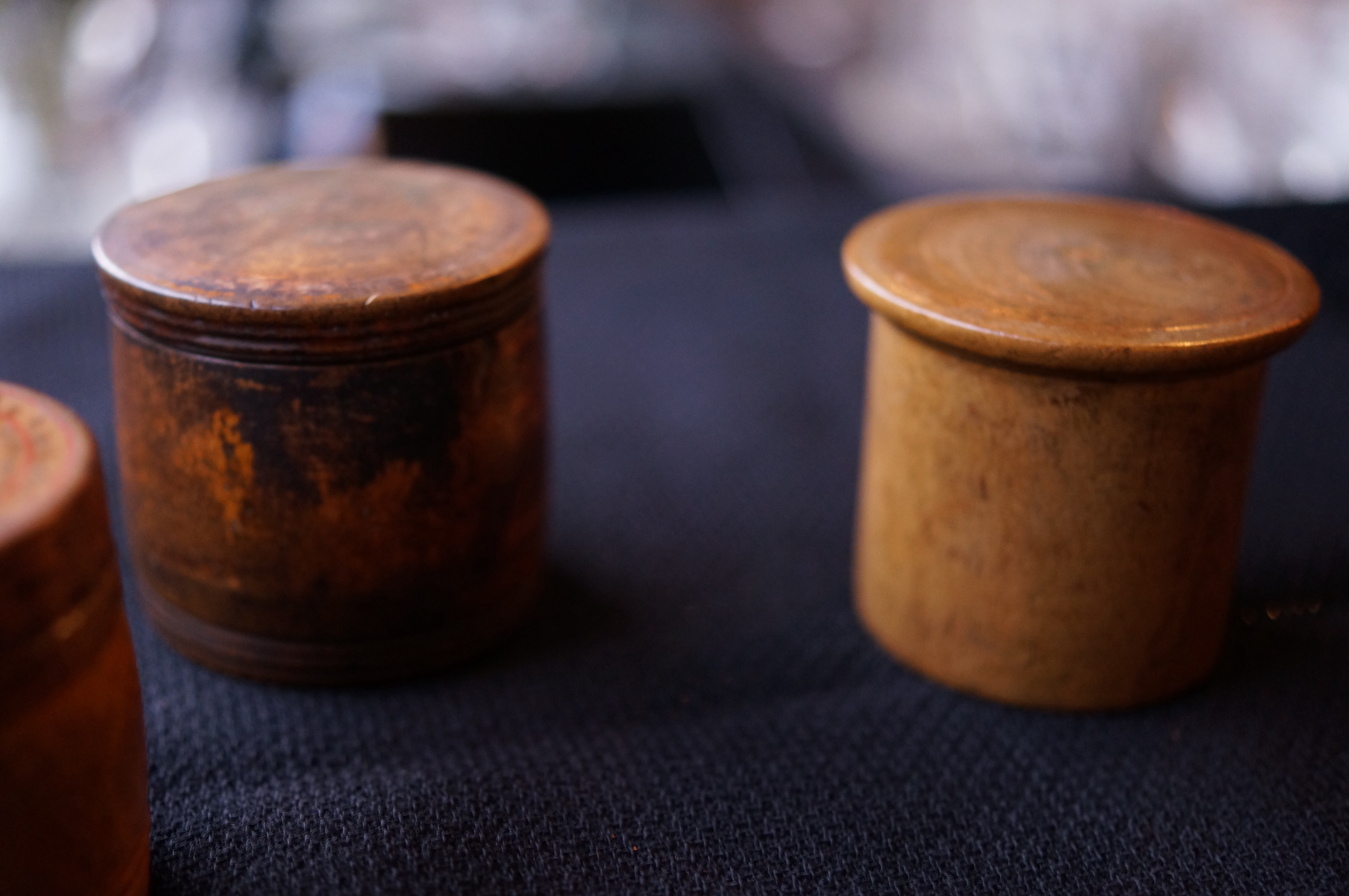 小さな筒形の木のケース。 | アンティーク フェルメール