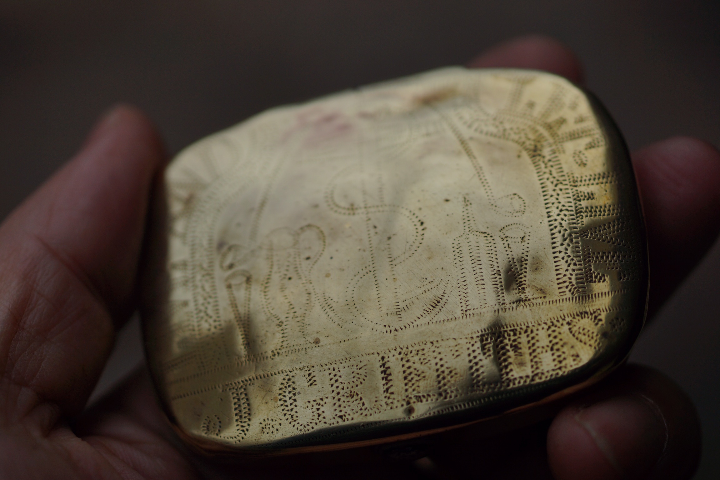 追記、真鍮製の嗅ぎタバコ入れ、1850年。 | アンティーク フェルメール