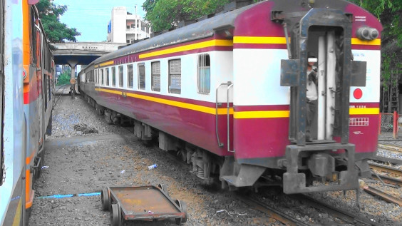 日本国鉄10系寝台車に似ているタイの旧型寝台車 年現役 1967年日立製 タイ鉄道 夜汽車の旅