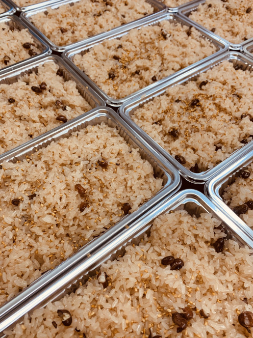 赤飯 親玉商店 コーヒールーム花 赤飯 親玉商店 コーヒールーム花