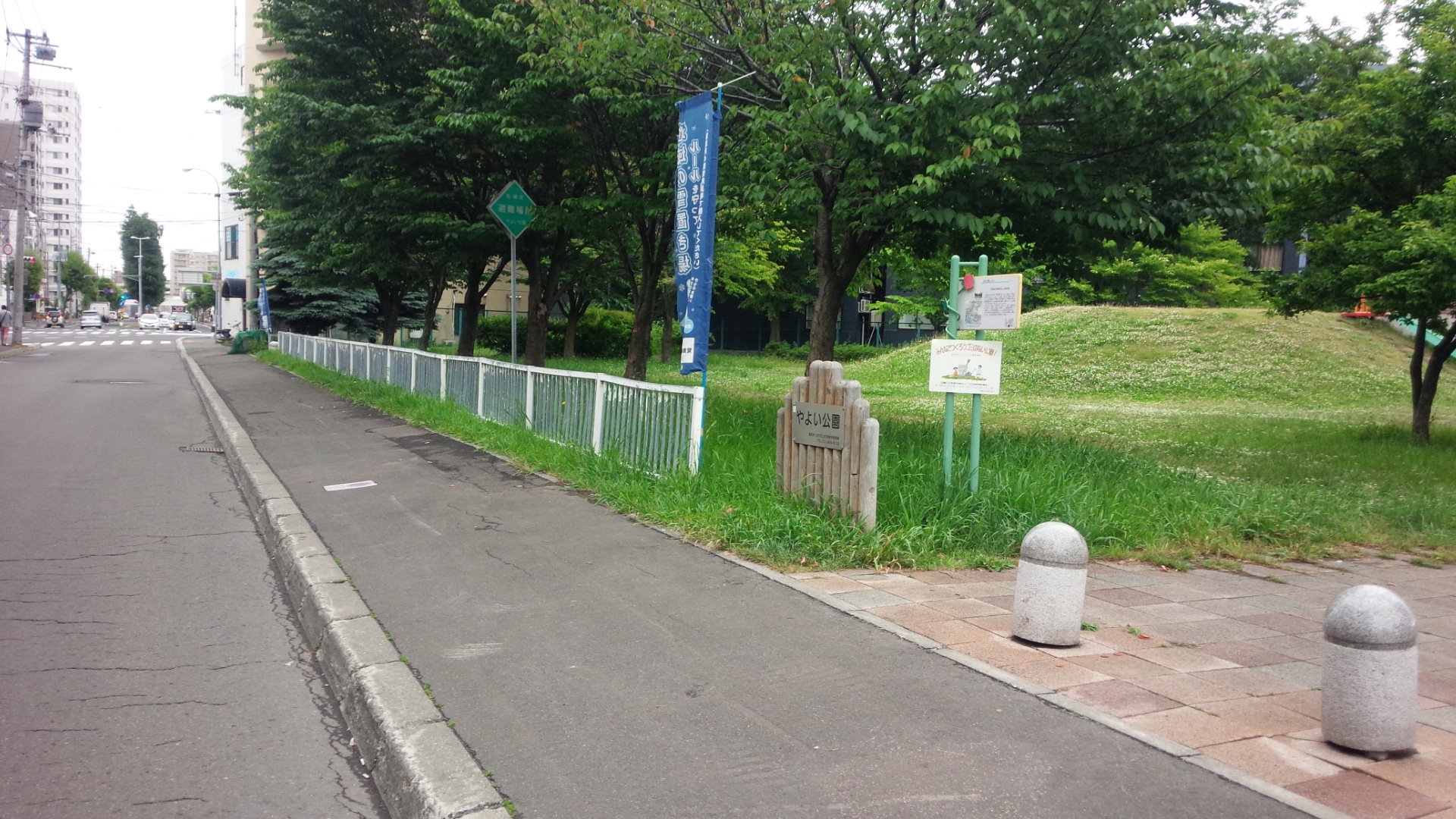 「旧国鉄東札幌駅周辺の工場地帯跡」。 「歴史のあしあと 札幌の碑」（東部版）