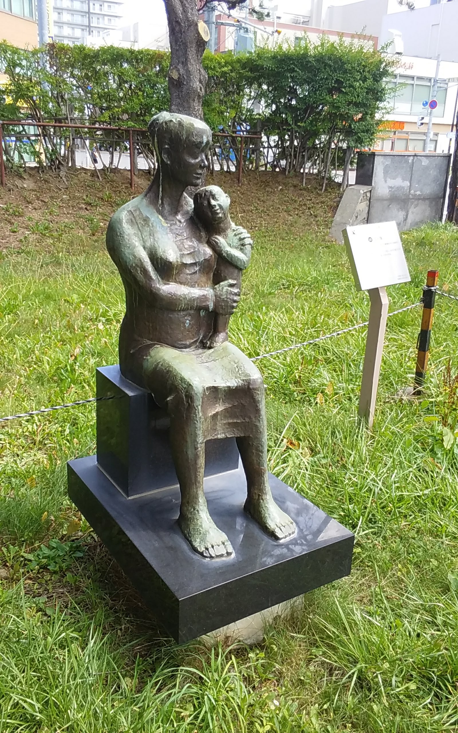 母子像」。 | 「歴史のあしあと 札幌の碑」（東部版）
