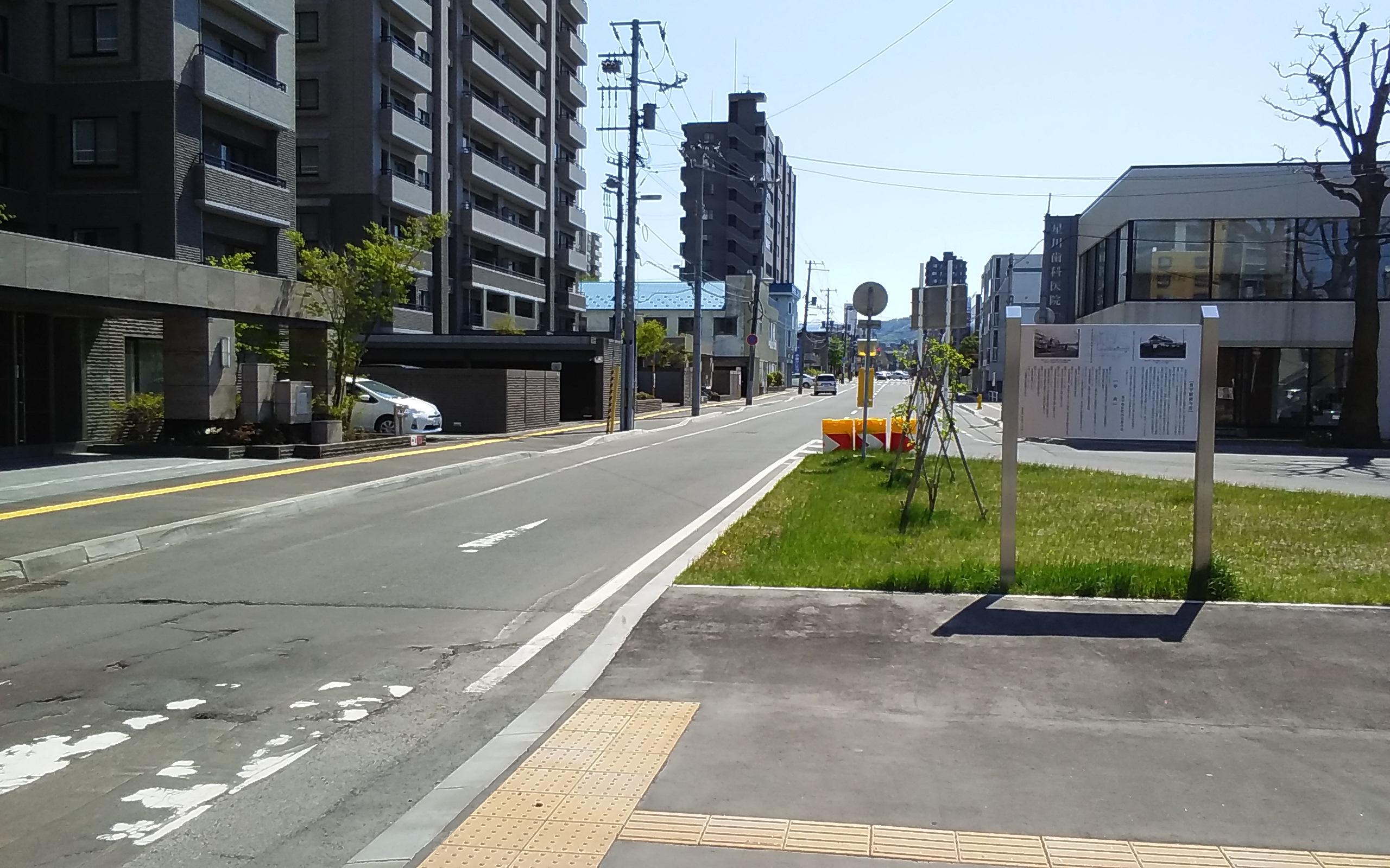 豊平駅前今昔」記念碑。 | 「歴史のあしあと 札幌の碑」(東部版) 豊平駅前今昔」記念碑。 | 「歴史のあしあと 札幌の碑」(東部版)