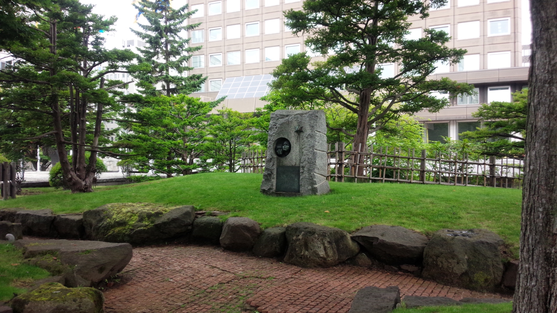 「札幌市立中央創成小学校の跡」碑。