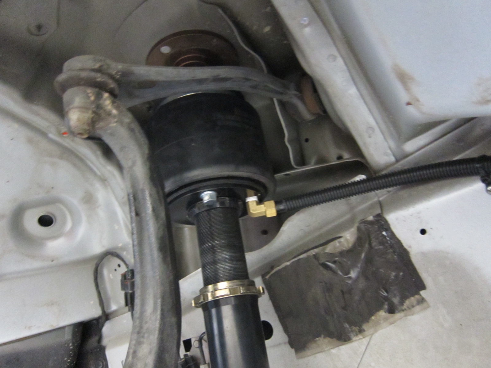 クライスラー300C エアサス取り付け | AUTOSHEEN-BLOG