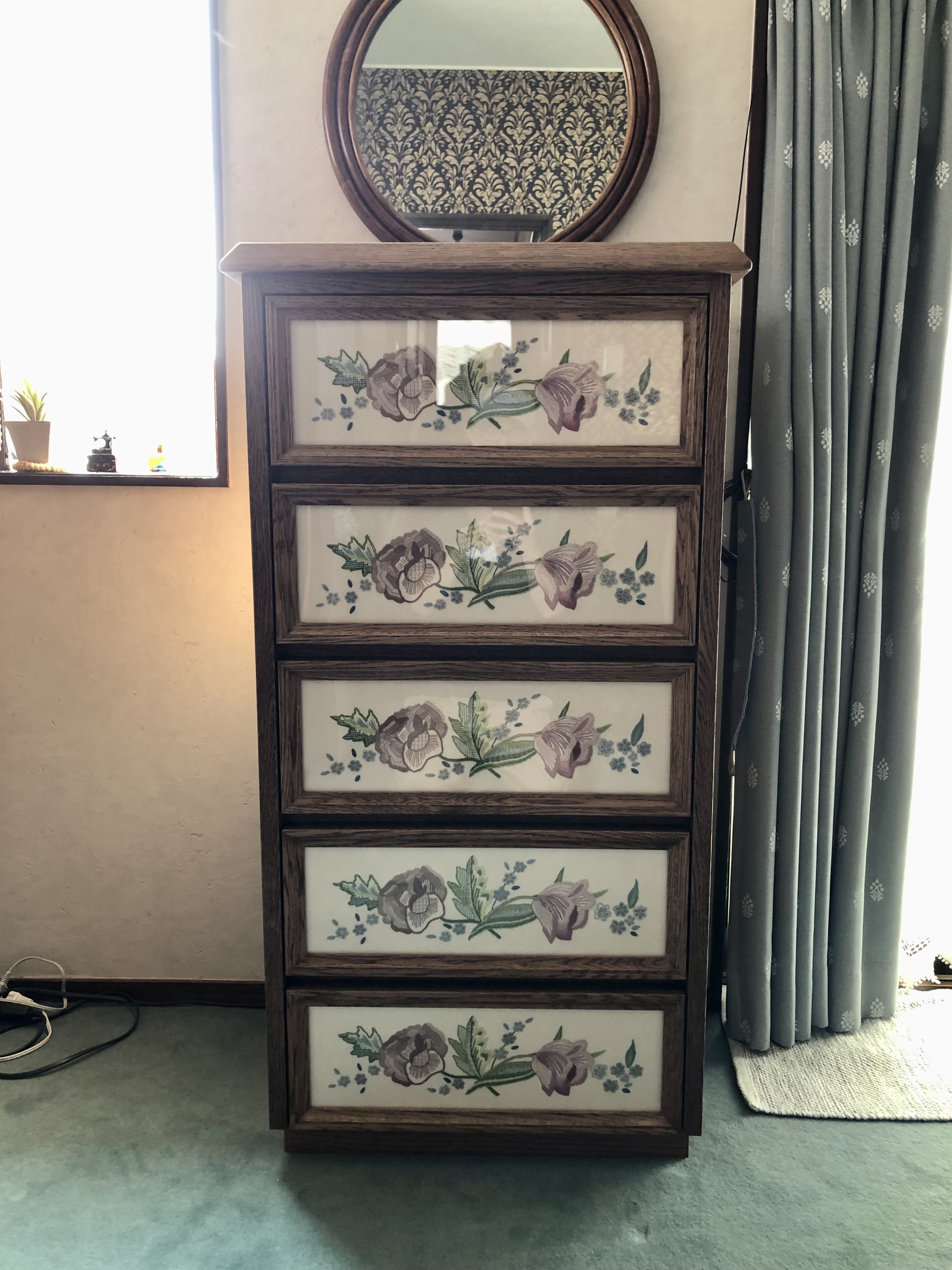 とっておきの刺繍をチェストに｜[神戸市 造作家具・収納] | 家具工房