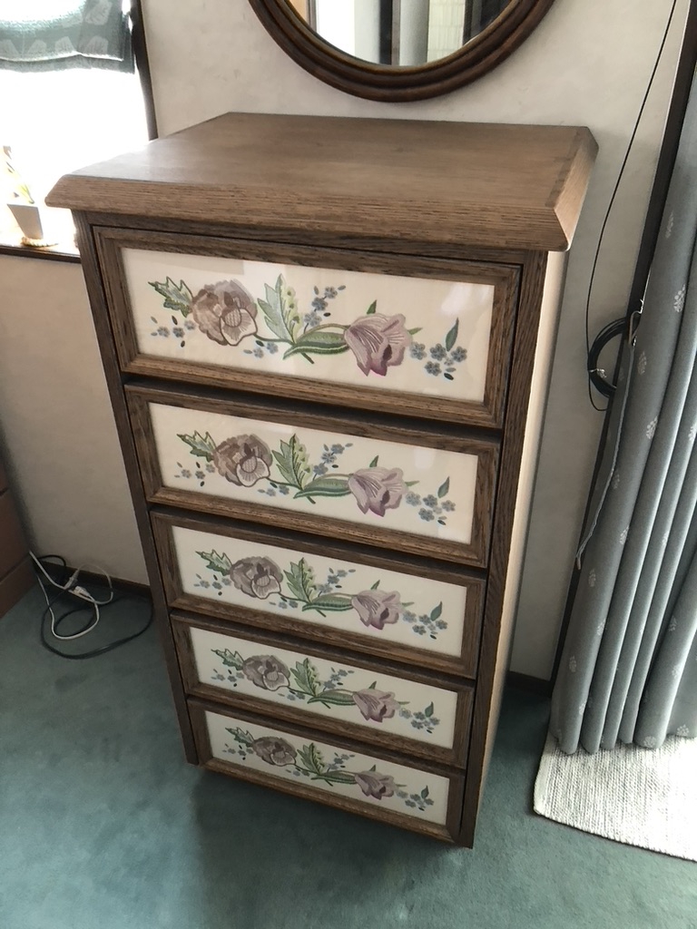 とっておきの刺繍をチェストに｜[神戸市 造作家具・収納] | 家具工房