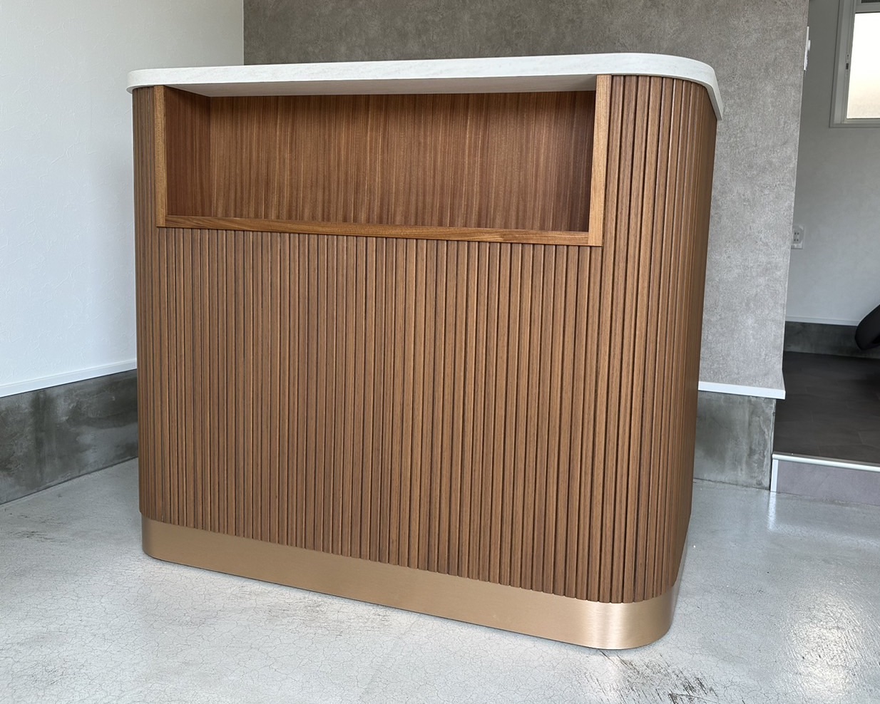 リブパネルが素敵な美容院の受付カウンター｜滋賀県 レジカウンター