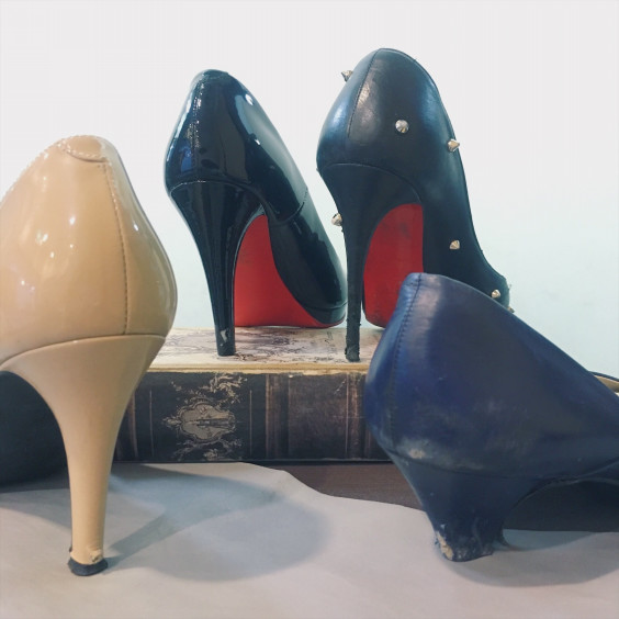 婦人のパンプス ヒール部分に注目です Repair Studio