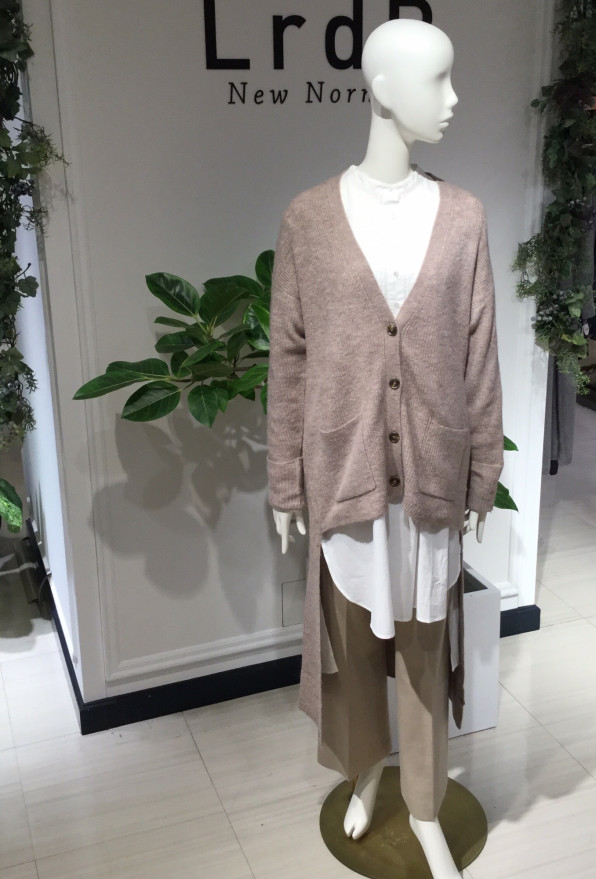 Epidemique の個性派カーディガンで作る冬のベージュコーデ Lrdr エルアールディーアール