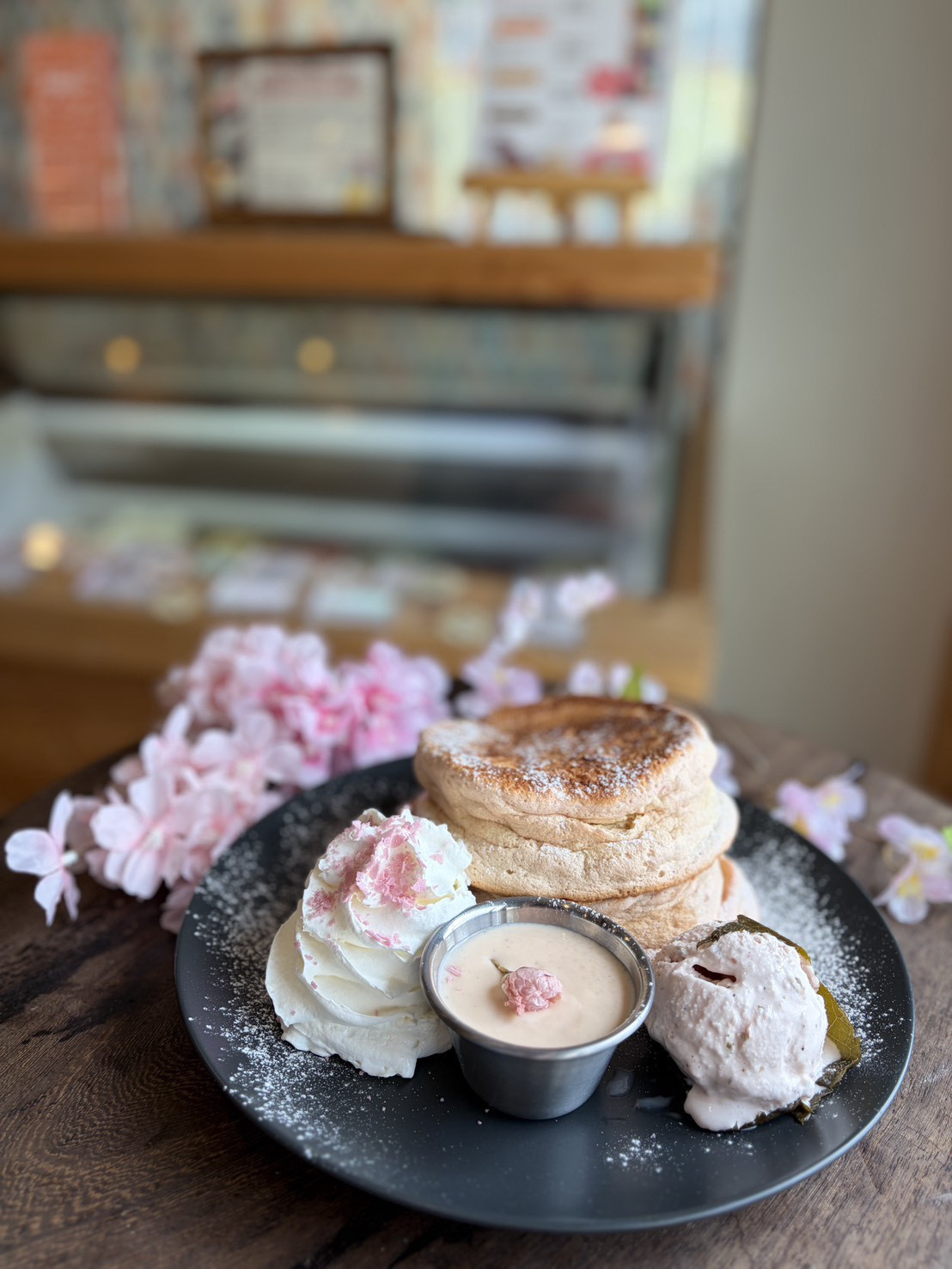 【春の新作パンケーキ】ついに完成！数年越しの想いを込めた新作「さくらパンケーキ」が登場🌸