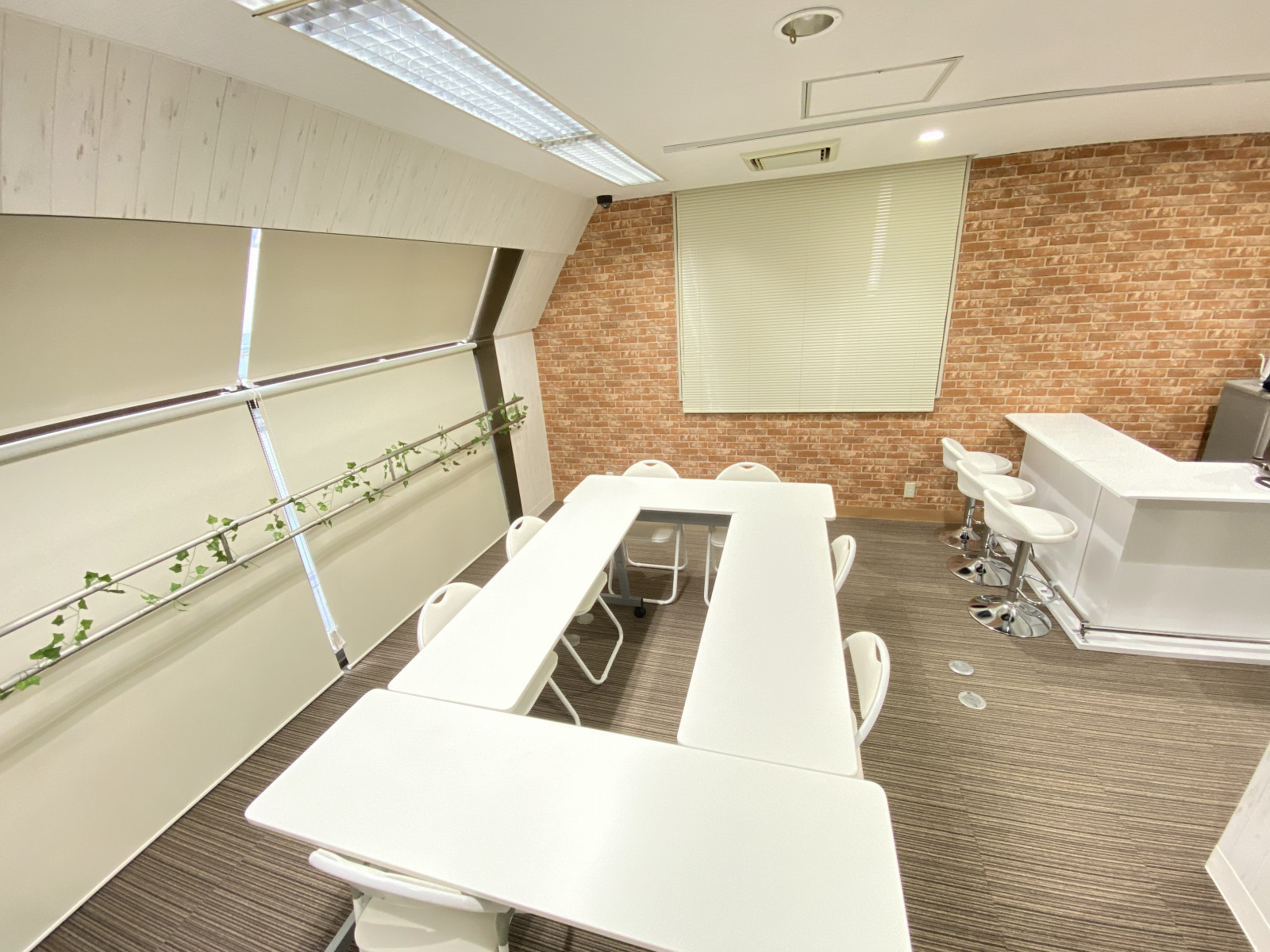 【第三スペース新橋3Fwhite】港区 SL広場からすぐ!撮影にも使えるおしゃれな会議室 レンタルスペース