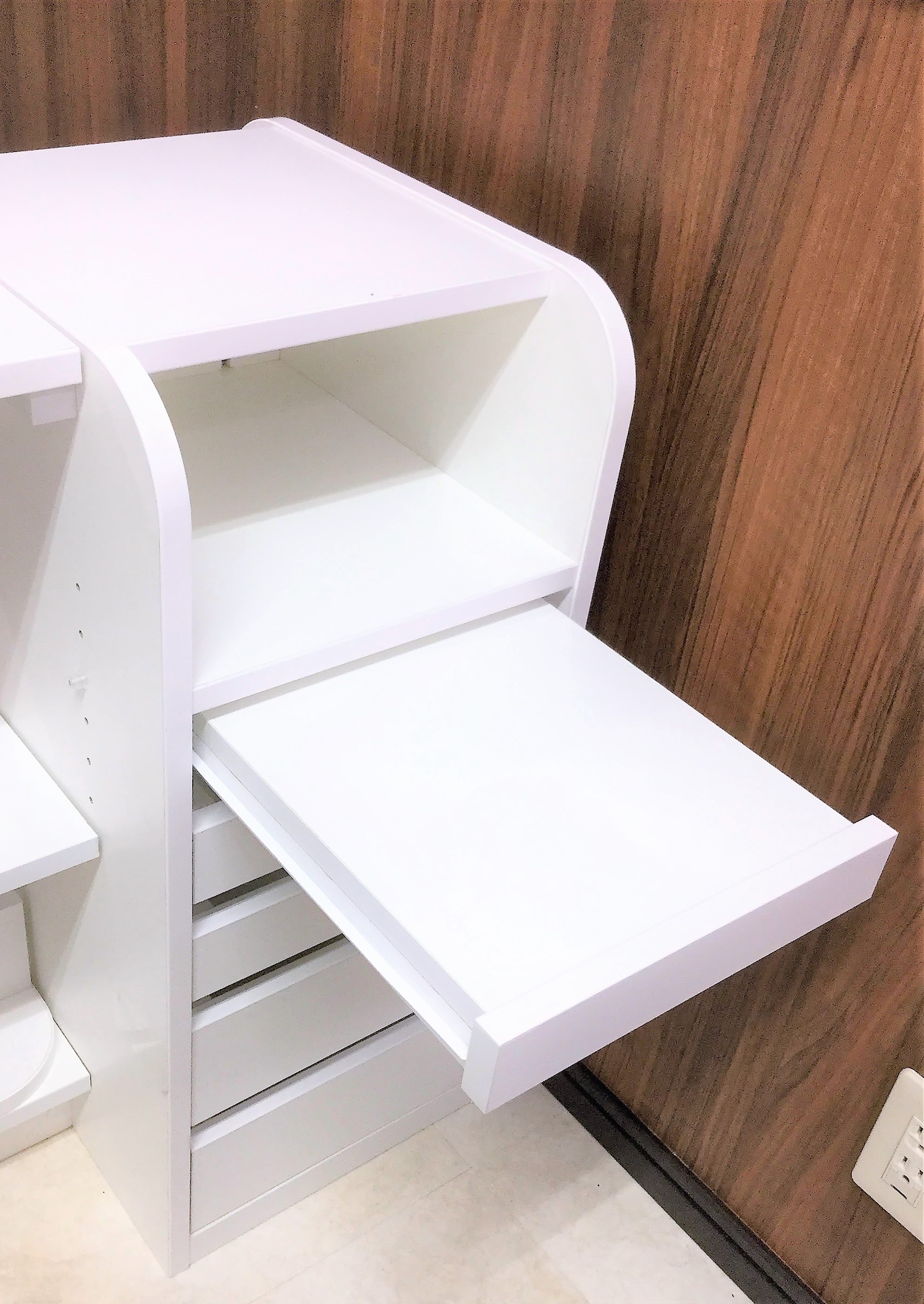 ハンドもフットもこれ1台でOKのネイルデスク | 小さくても大きく