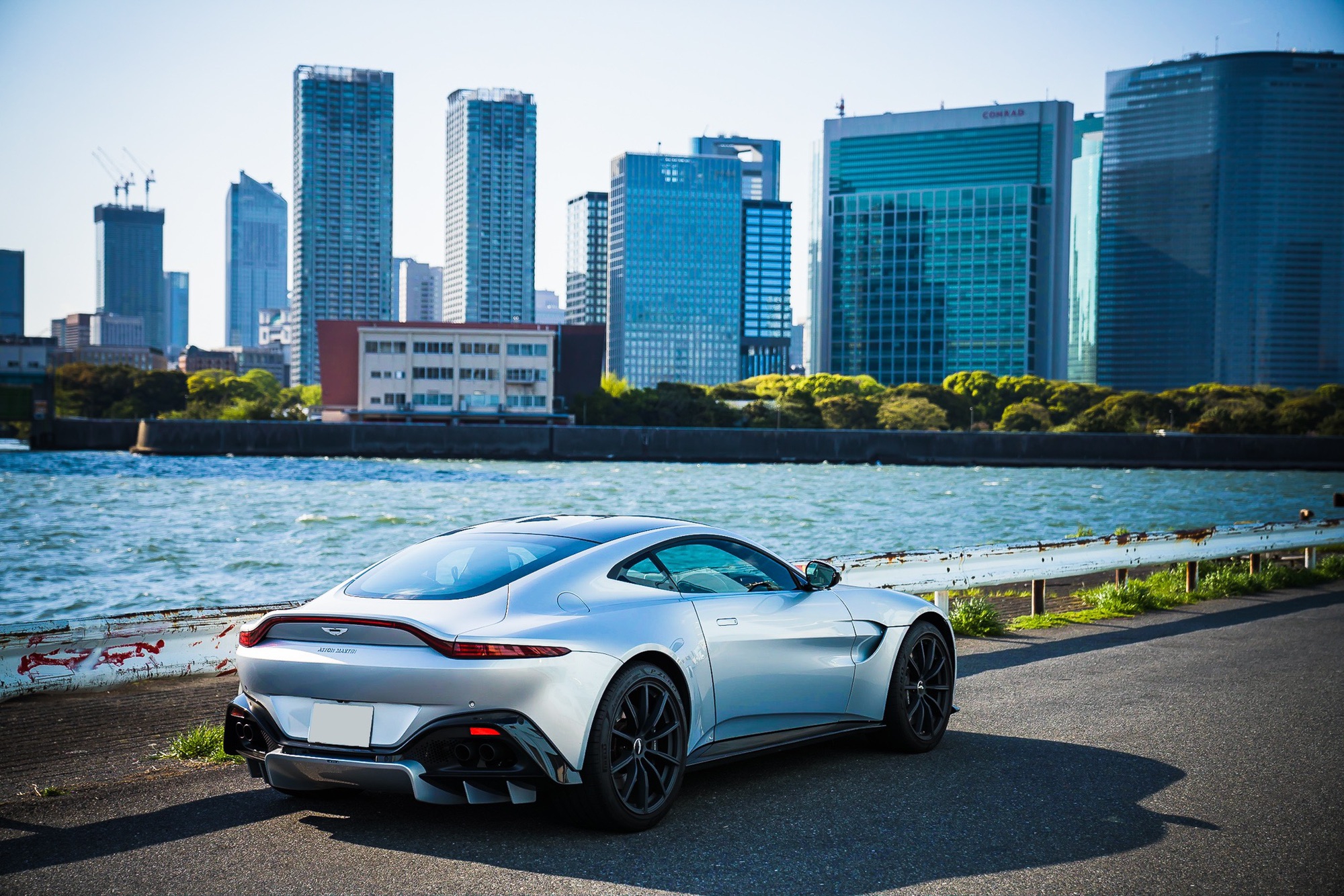 ポルシェ911とアストンマーティンのサイズ比較 Aston Martin Db11 とか