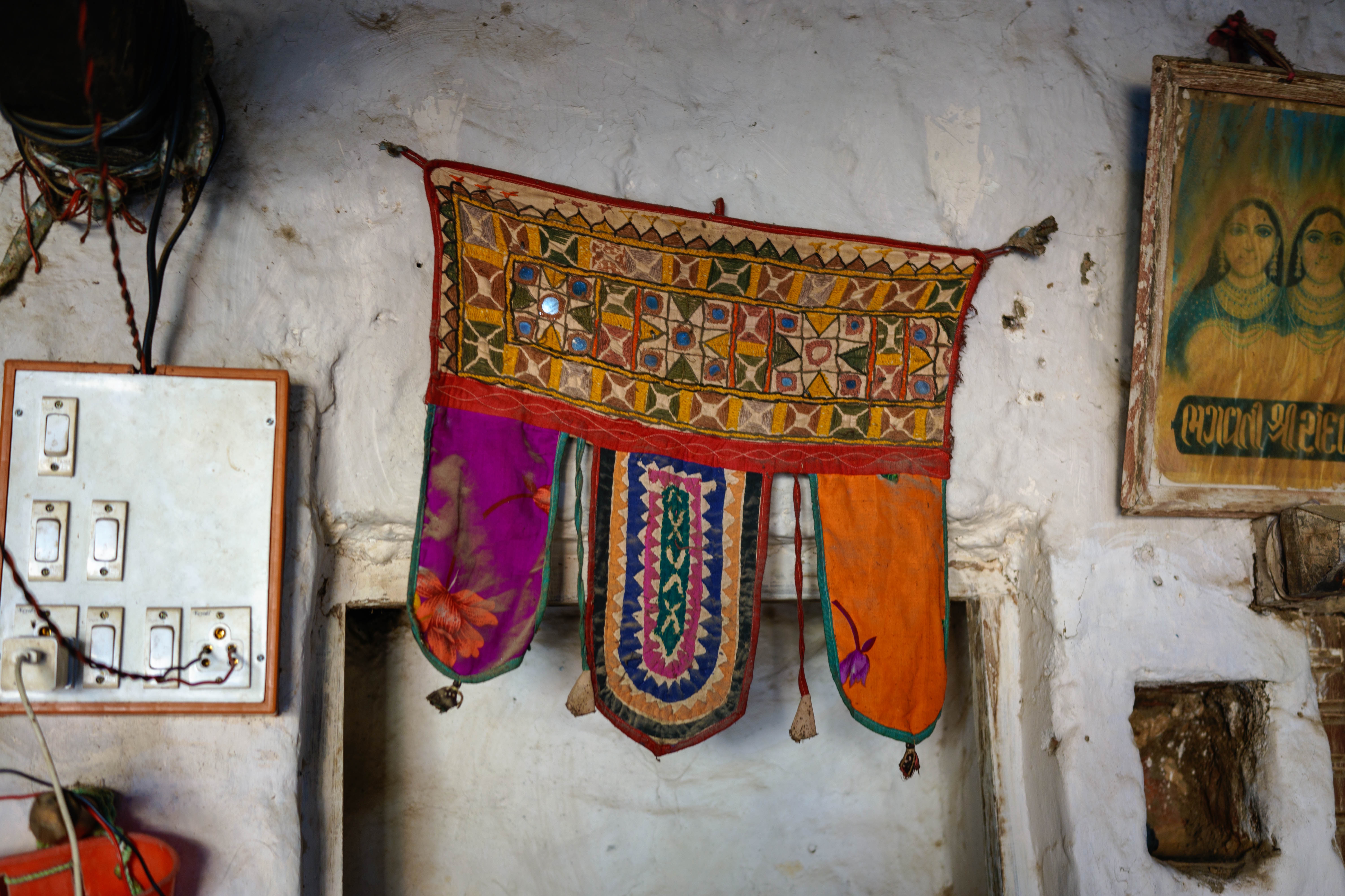 【送料無料定番】インド グジャラート地方のお寺の壁飾り 1930年代　自転車模様 その他