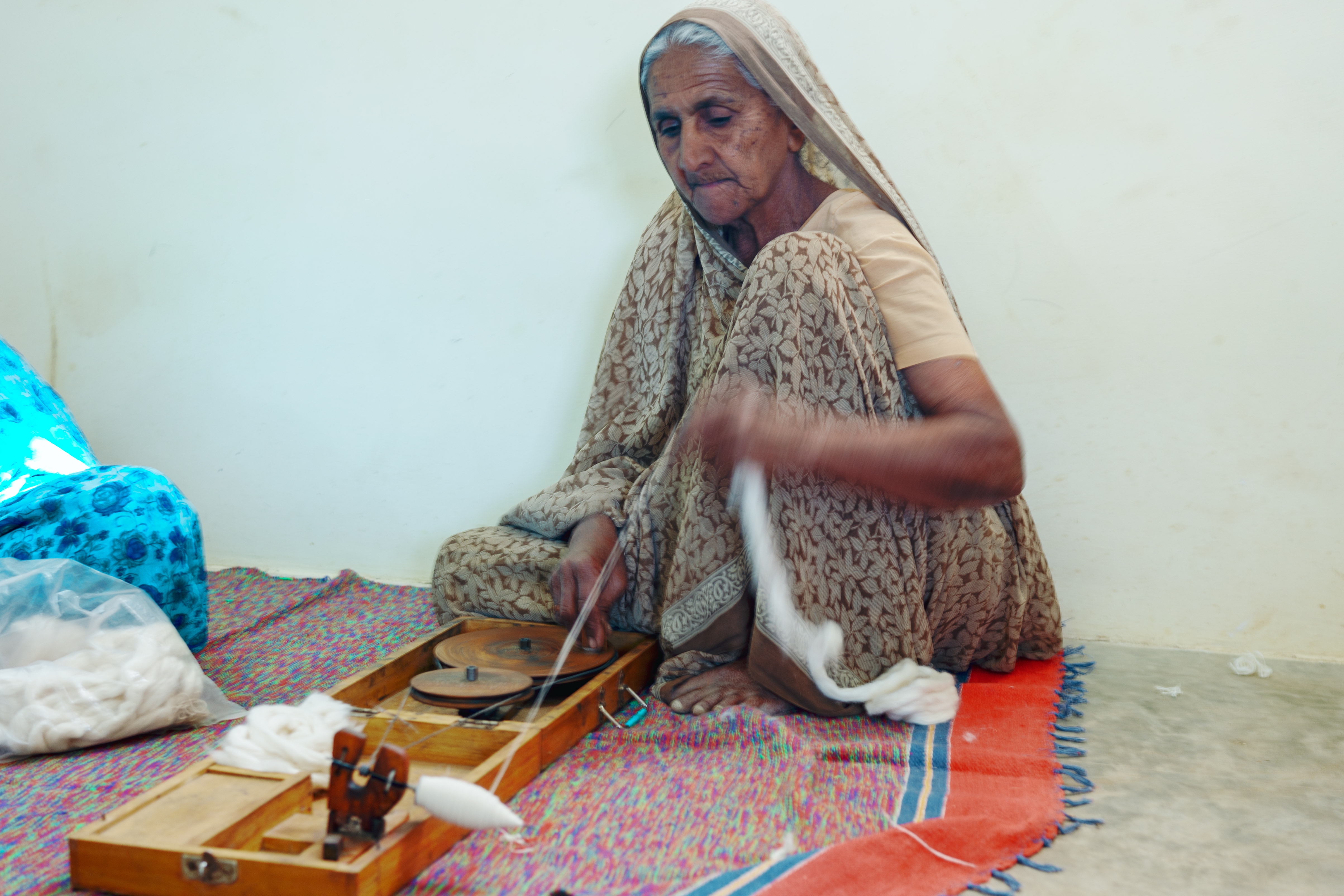 糸紡ぎ機　ボックスチャルカ　インド製 ボックスチャルカ - 紡ぎ車と世界の原毛アナンダ