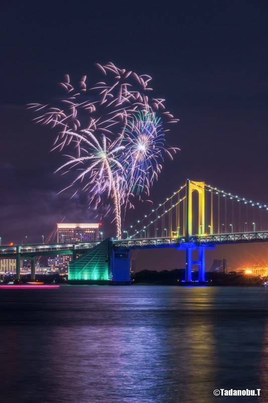 花火と虹色のレインボーブリッジ あの場所で見た風景
