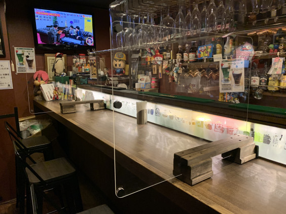 アクリル板で感染予防強化 営業再開十八週目の木曜日でした 新夜食堂エニシング