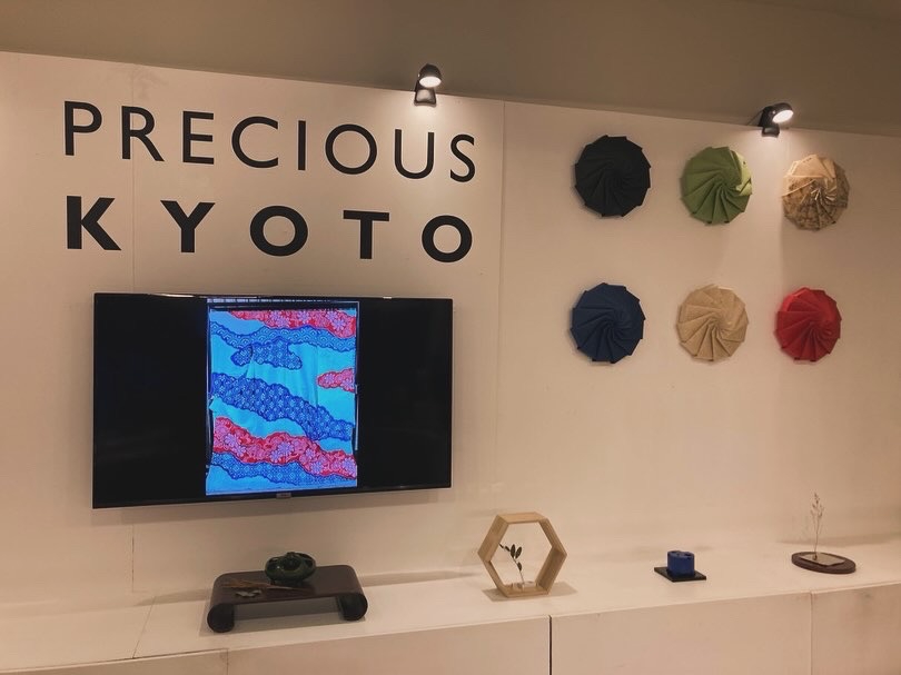 パリの工芸品のアンテナショップにて | 京都で襖、障子、額装