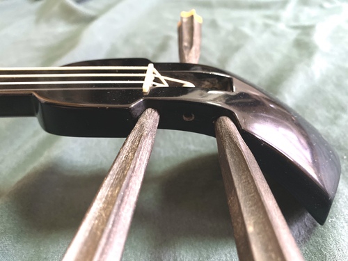 送料込!沖縄黒木三線】名器・志多伯開鐘型真壁型/琉球藍染胴巻き着用