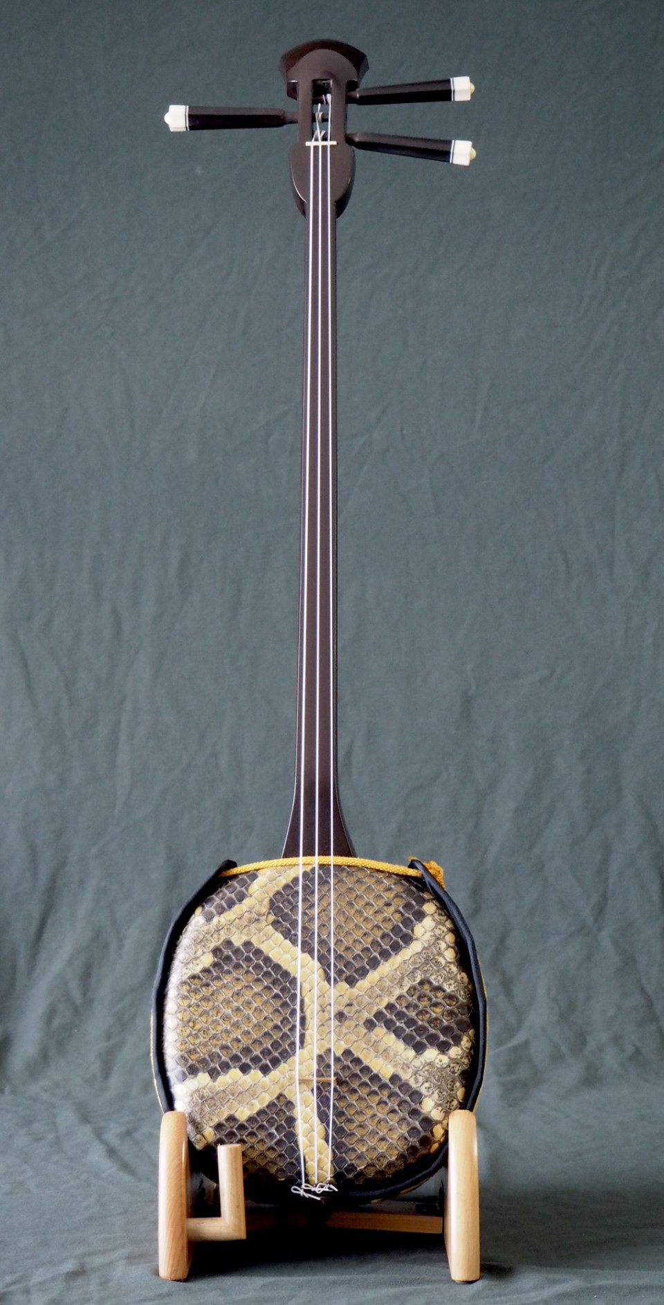 沖縄三線 真嘉比型 （三線セット 沖縄三線初心者A 11点セット（人工皮  