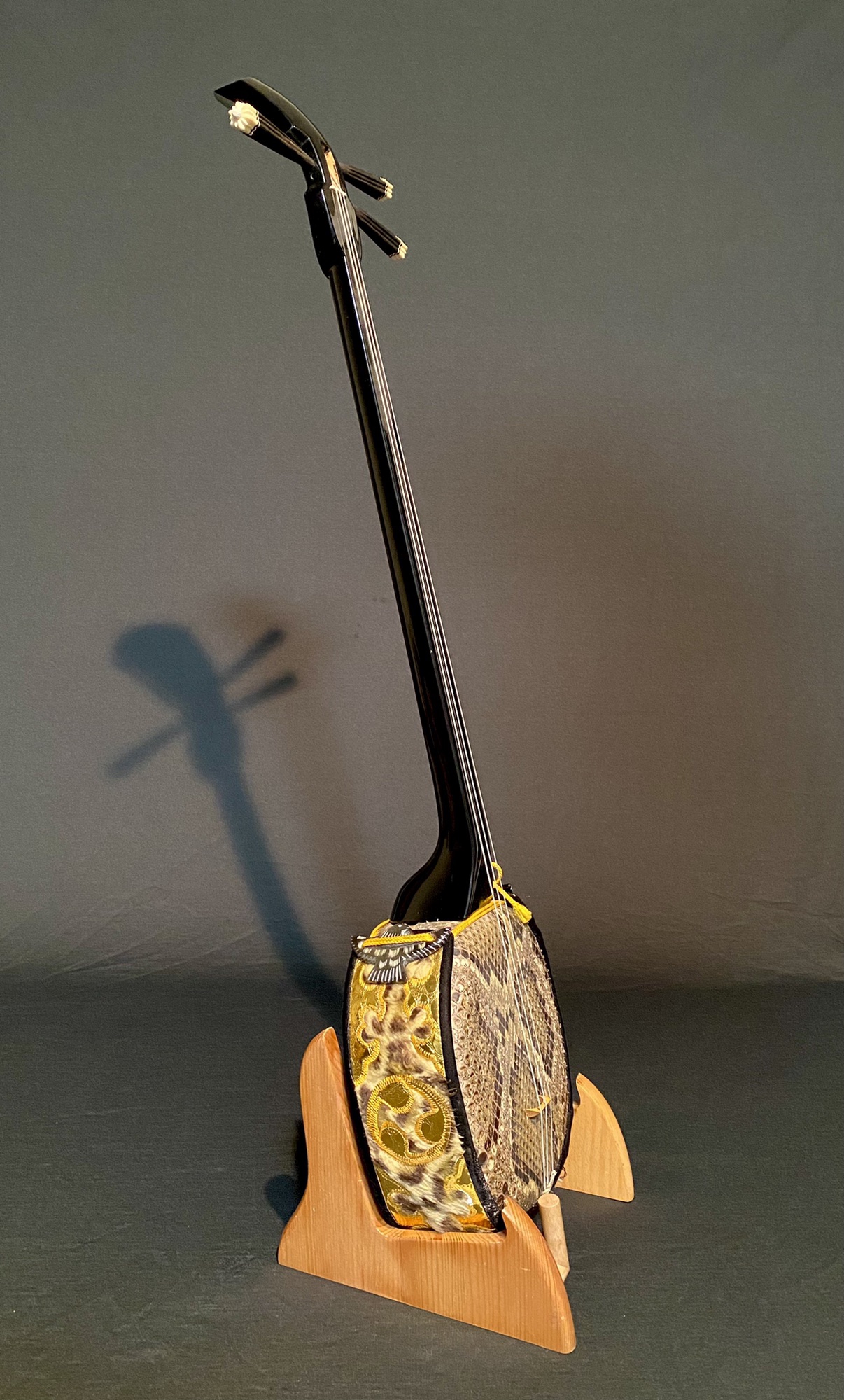 希少 沖縄産「山桜」真壁型 漆塗り本皮三線 - 弦楽器