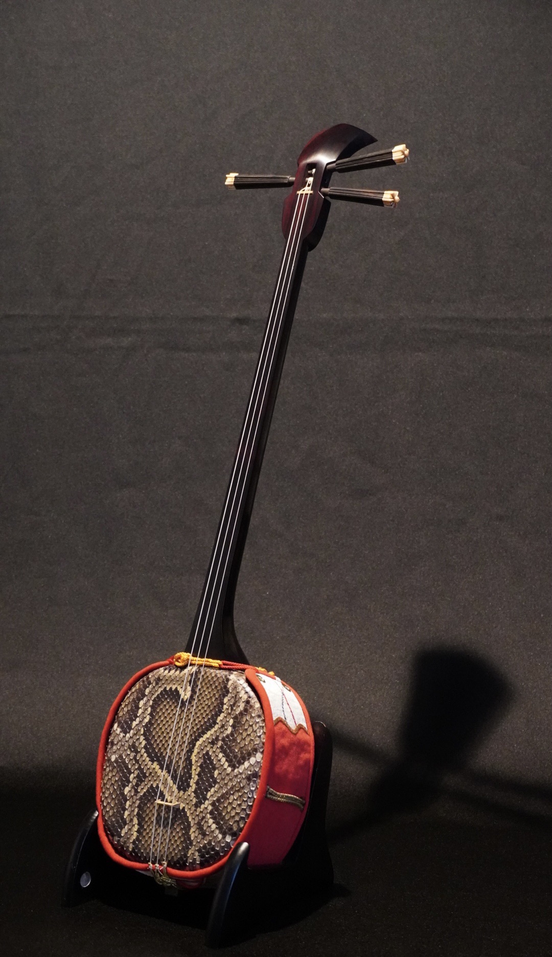 内間直樹作 西平開鐘型三線 フィリピン黒木四つ割り真黒！！ 内間直樹作 西平開鐘型三線 フィリピン黒木四つ割り真黒！！ 内