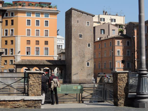 アルジェンティーナの塔またはパピートの塔 Torre Del Papito In Largo Di Torre Argentina Edicolanteのイタリア小さな可愛い街の旅行記とコラム