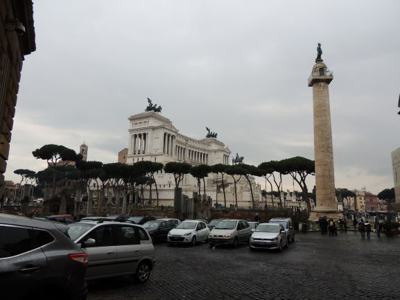 トラヤヌスの記念柱 Colonna Traiana Edicolanteのイタリア小さな可愛い街の旅行記とコラム