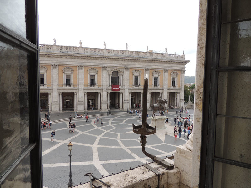 カンピドーリオ広場 Piazza Del Campidorio Edicolanteのイタリア小さな可愛い街の旅行記とコラム