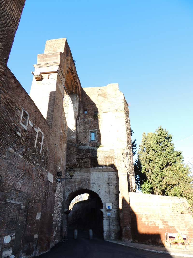 ドラベッラのアーチ Arco di Dolabella e Silano