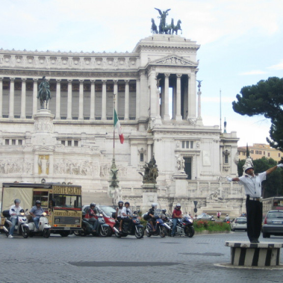 ヴェネチア広場 カンピドリオ広場周辺のお散歩 Edicolanteのイタリア小さな可愛い街の旅行記とコラム