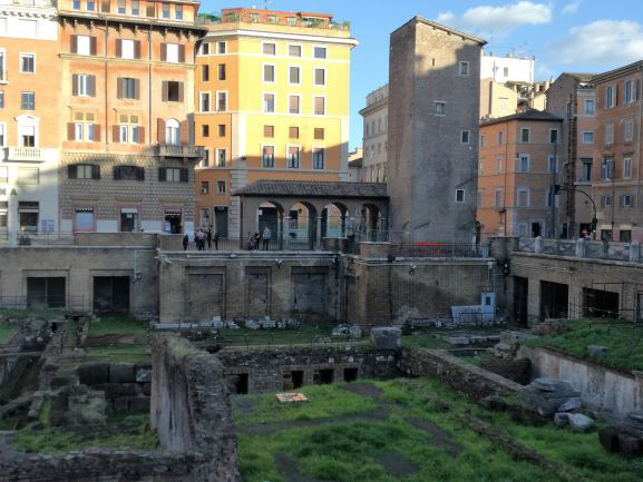 アルジェンティーナの塔またはパピートの塔 Torre Del Papito In Largo Di Torre Argentina Edicolanteのイタリア小さな可愛い街の旅行記とコラム