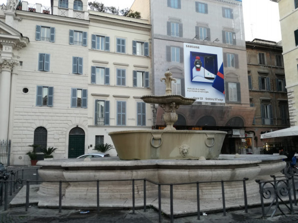 ファルネーゼ広場 Piazza Farnese Edicolanteのイタリア小さな可愛い街の旅行記とコラム