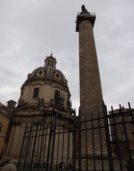 トラヤヌスの記念柱 Colonna Traiana Edicolanteのイタリア小さな可愛い街の旅行記とコラム