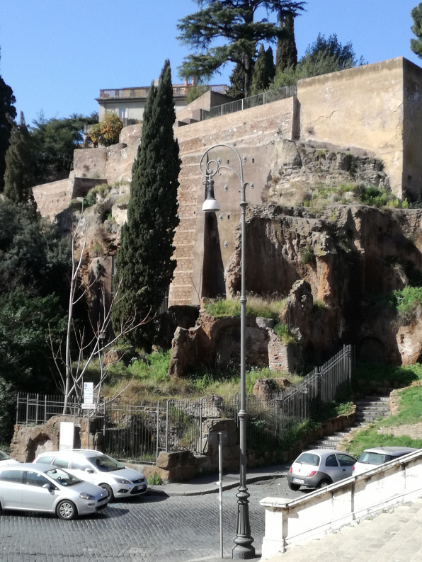 タルペイアの岩 Rupe Tarpea Edicolanteのイタリア小さな可愛い街の旅行記とコラム