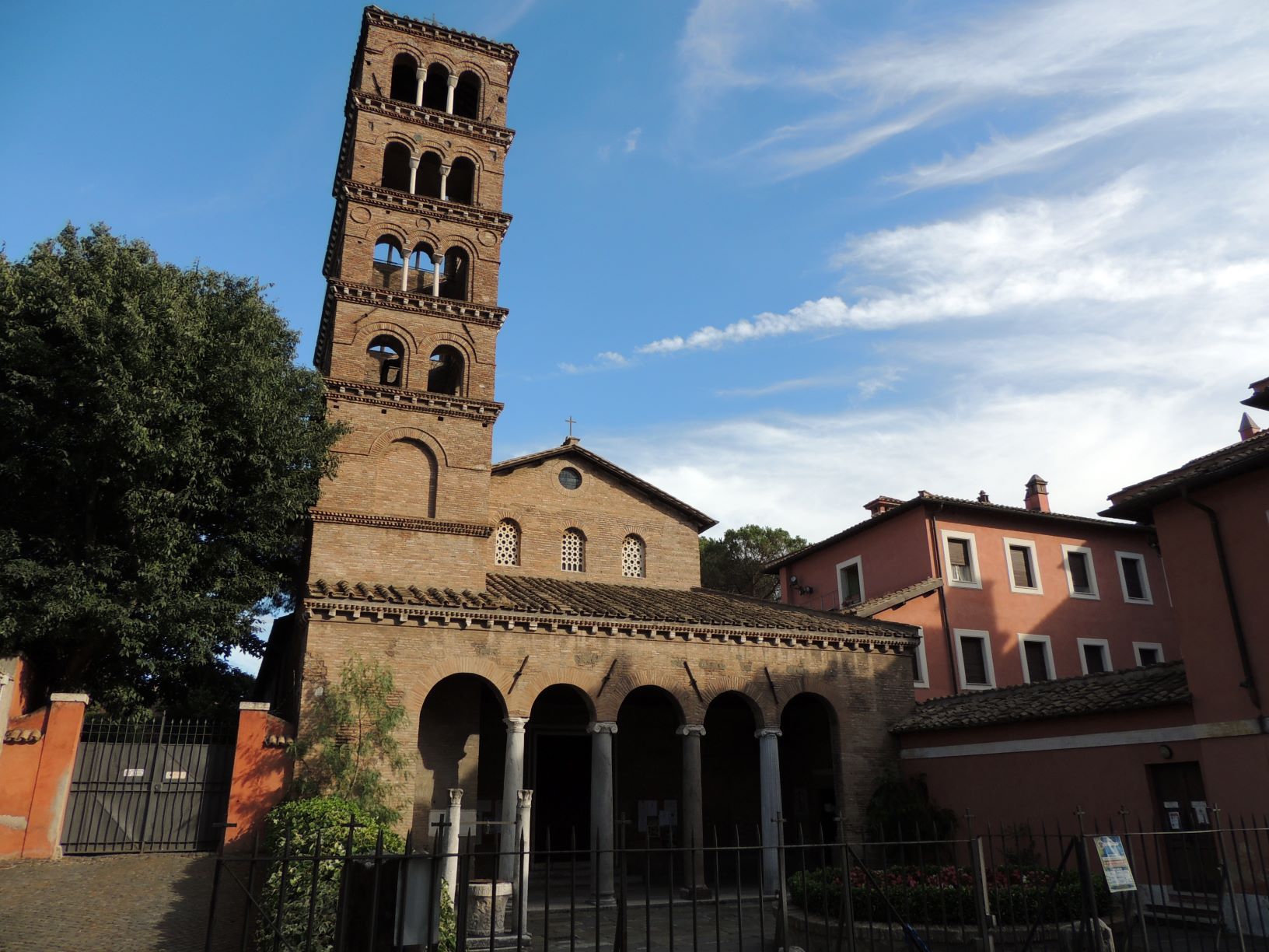 サン・ジョヴァンニ・ア・ポルタ・ラティーナ教会 Chiesa di S.Giovanni a Porta Latina |  EDICOLANTEのイタリア小さな可愛い街の旅行記とコラム