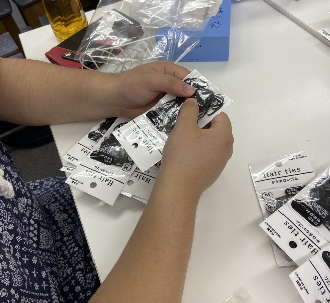 ヘアゴムの内職の様子 Behappyあべの